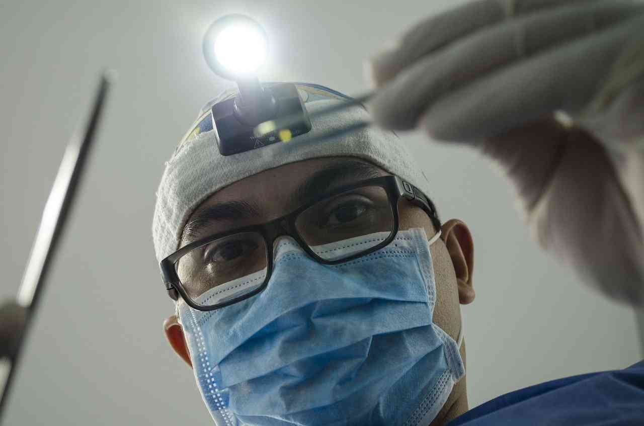 Страшный стоматолог наклоняется к пациенту